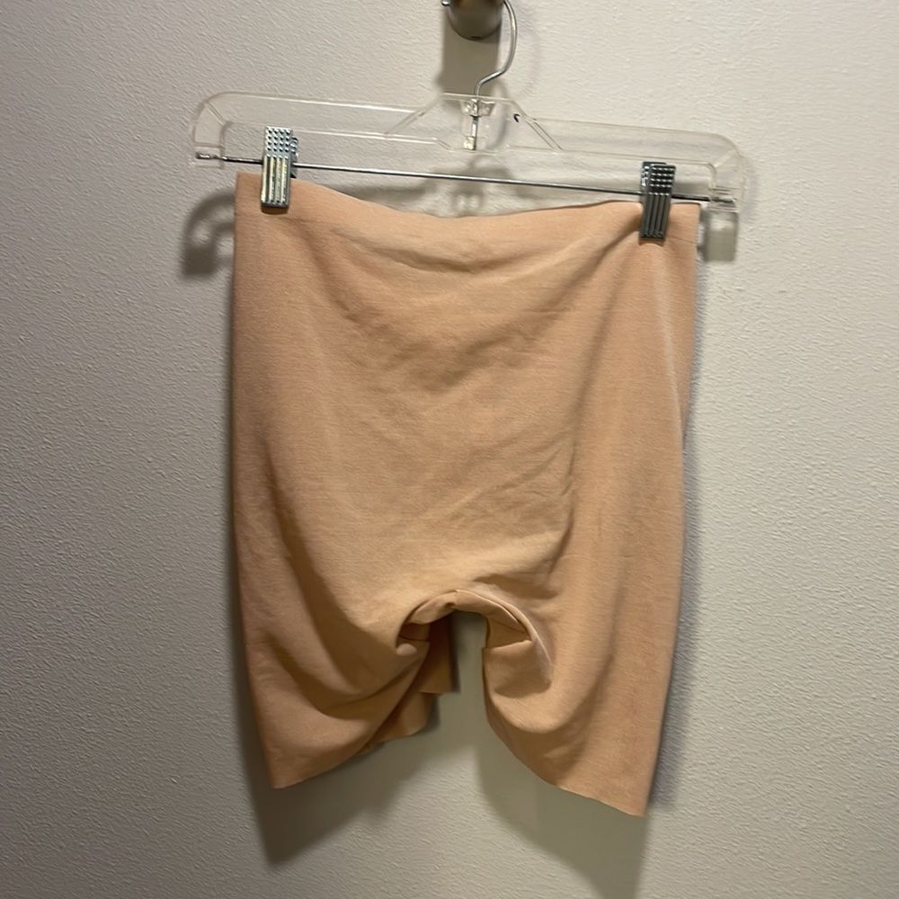 Nwt Skims woman’s sculpt nude shorts - Picture 2 of 14
